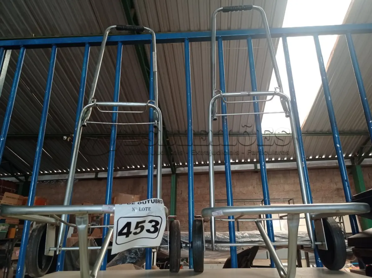 LOTE 453 - 02 CARRINHOS PARA TRANSPORTE DE CARGAS. (NO ESTADO) ATENÇÃO! FAZER A VISITAÇÃO ANTES DE ARREMATAR, NÃO SABEMOS SE FUNCIONA. LEILÃO NÃO TEM GARANTIA E NEM DEVOLUÇÃO, SUJEITO A POSSÍVEIS AVARIAS VISÍVEIS/OCULTAS E/OU AUSÊNCIA DE COMPONENTES.