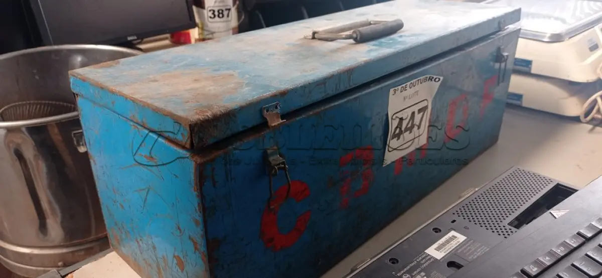 LOTE 447 - 01 CAIXA PARA FERRAMENTAS EM AÇO. (NO ESTADO) ATENÇÃO! FAZER A VISITAÇÃO ANTES DE ARREMATAR, NÃO SABEMOS SE FUNCIONA. LEILÃO NÃO TEM GARANTIA E NEM DEVOLUÇÃO, SUJEITO A POSSÍVEIS AVARIAS VISÍVEIS/OCULTAS E/OU AUSÊNCIA DE COMPONENTES.