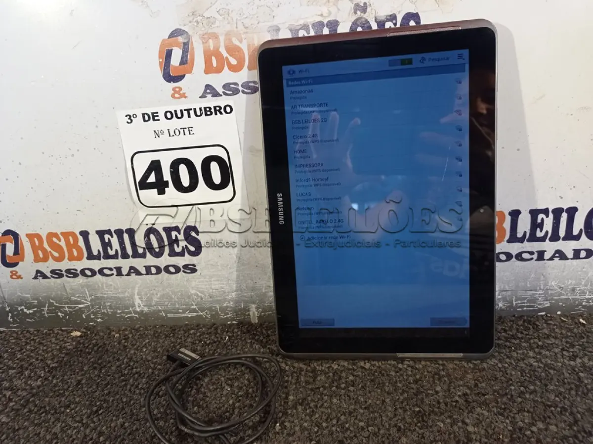 LOTE 400 - 01 TABLET SAMSUNG COM CABO. (NO ESTADO) ATENÇÃO! FAZER A VISITAÇÃO ANTES DE ARREMATAR, NÃO SABEMOS SE FUNCIONA. LEILÃO NÃO TEM GARANTIA E NEM DEVOLUÇÃO, SUJEITO A POSSÍVEIS AVARIAS VISÍVEIS/OCULTAS E/OU AUSÊNCIA DE COMPONENTES.