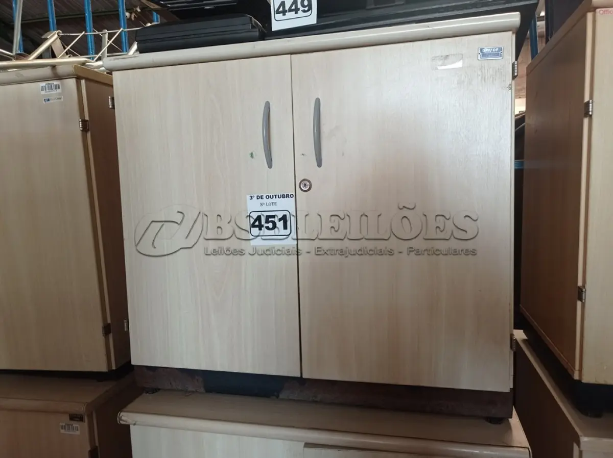 LOTE 451 - 02 ARMÁRIOS BAIXOS EM MADEIRA COM 02 PORTAS. (NO ESTADO) ATENÇÃO! FAZER A VISITAÇÃO ANTES DE ARREMATAR, NÃO SABEMOS SE FUNCIONA. LEILÃO NÃO TEM GARANTIA E NEM DEVOLUÇÃO, SUJEITO A POSSÍVEIS AVARIAS VISÍVEIS/OCULTAS E/OU AUSÊNCIA DE COMPONENTES.
