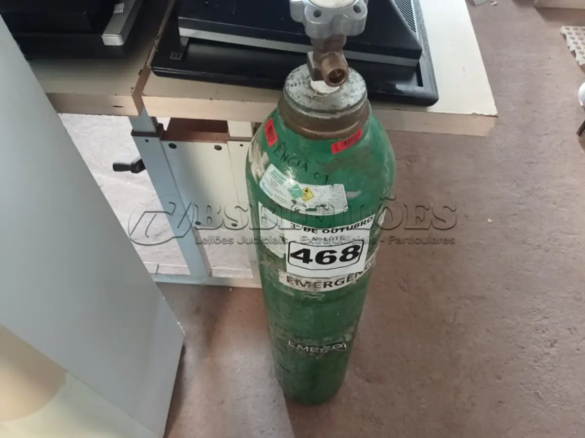 LOTE 468 - 01 CILINDRO DE OXIGÊNIO MEDICINAL 15.0L 22.4 KG. (NO ESTADO) ATENÇÃO! FAZER A VISITAÇÃO ANTES DE ARREMATAR, NÃO SABEMOS SE FUNCIONA. LEILÃO NÃO TEM GARANTIA E NEM DEVOLUÇÃO, SUJEITO A POSSÍVEIS AVARIAS VISÍVEIS/OCULTAS E/OU AUSÊNCIA DE COMPONENTES.