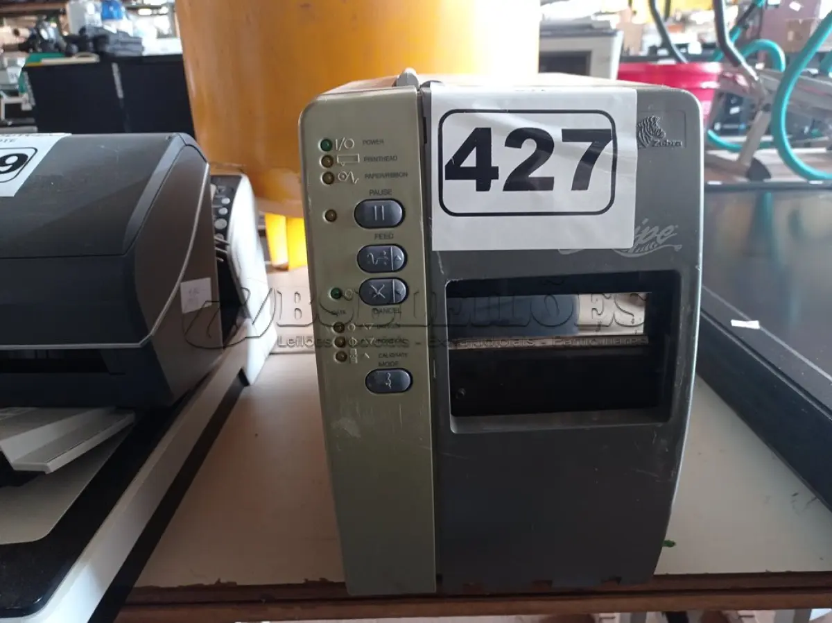 LOTE 427 - 01 IMPRESSORA DE ETIQUETAS MARCA ZEBRA. (NO ESTADO) ATENÇÃO! FAZER A VISITAÇÃO ANTES DE ARREMATAR, NÃO SABEMOS SE FUNCIONA. LEILÃO NÃO TEM GARANTIA E NEM DEVOLUÇÃO, SUJEITO A POSSÍVEIS AVARIAS VISÍVEIS/OCULTAS E/OU AUSÊNCIA DE COMPONENTES.