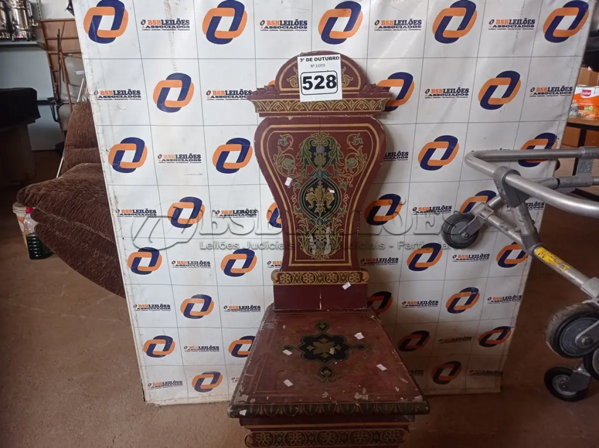 LOTE 528 - 01 CADEIRA ANTIGA EM MADEIRA. (NO ESTADO) ATENÇÃO! FAZER A VISITAÇÃO ANTES DE ARREMATAR, NÃO SABEMOS SE FUNCIONA. LEILÃO NÃO TEM GARANTIA E NEM DEVOLUÇÃO, SUJEITO A POSSÍVEIS AVARIAS VISÍVEIS/OCULTAS E/OU AUSÊNCIA DE COMPONENTES.