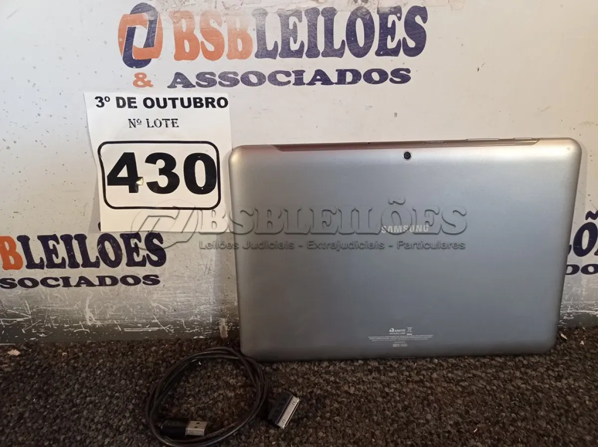 LOTE 430 - 01 TABLET SAMSUNG COM CABO. (NO ESTADO) ATENÇÃO! FAZER A VISITAÇÃO ANTES DE ARREMATAR, NÃO SABEMOS SE FUNCIONA. LEILÃO NÃO TEM GARANTIA E NEM DEVOLUÇÃO, SUJEITO A POSSÍVEIS AVARIAS VISÍVEIS/OCULTAS E/OU AUSÊNCIA DE COMPONENTES.