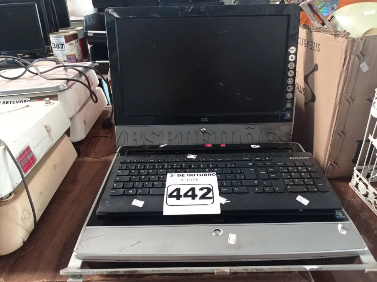 LOTE 442 - 02 COMPUTADORES ALL IN ONE MARCAS AOC. (NO ESTADO) ATENÇÃO! FAZER A VISITAÇÃO ANTES DE ARREMATAR, NÃO SABEMOS SE FUNCIONA. LEILÃO NÃO TEM GARANTIA E NEM DEVOLUÇÃO, SUJEITO A POSSÍVEIS AVARIAS VISÍVEIS/OCULTAS E/OU AUSÊNCIA DE COMPONENTES.