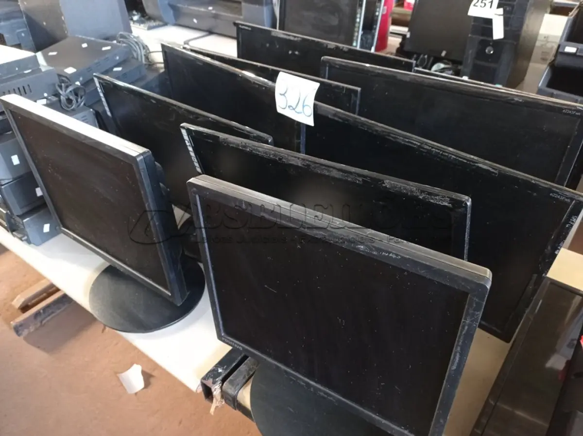 LOTE 326 - 10 MONITORES MARCAS E MODELOS DIVERSOS PARA RETIRADA DE PEÇAS. (NO ESTADO) ATENÇÃO! FAZER A VISITAÇÃO ANTES DE ARREMATAR, NÃO SABEMOS SE FUNCIONA. LEILÃO NÃO TEM GARANTIA E NEM DEVOLUÇÃO, SUJEITO A POSSÍVEIS AVARIAS VISÍVEIS/OCULTAS E/OU AUSÊNCIA DE COMPONENTES.