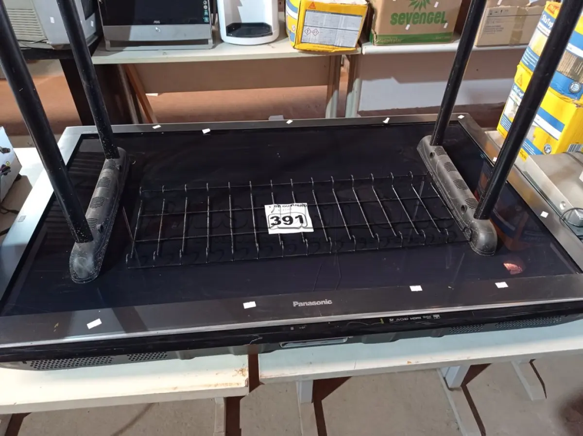 LOTE 391 - 01 TV DE PLASMA PANASONIC 50” POL E 01 EXPOSITOR. (NO ESTADO) ATENÇÃO! FAZER A VISITAÇÃO ANTES DE ARREMATAR, NÃO SABEMOS SE FUNCIONA. LEILÃO NÃO TEM GARANTIA E NEM DEVOLUÇÃO, SUJEITO A POSSÍVEIS AVARIAS VISÍVEIS/OCULTAS E/OU AUSÊNCIA DE COMPONENTES.