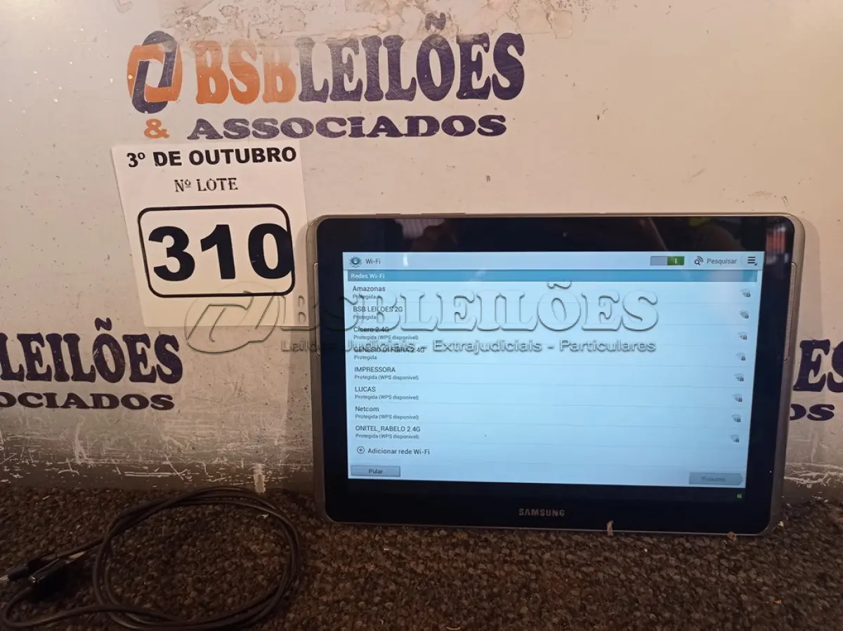 LOTE 310 - 01 TABLET SAMSUNG COM CABO. (NO ESTADO) ATENÇÃO! FAZER A VISITAÇÃO ANTES DE ARREMATAR, NÃO SABEMOS SE FUNCIONA. LEILÃO NÃO TEM GARANTIA E NEM DEVOLUÇÃO, SUJEITO A POSSÍVEIS AVARIAS VISÍVEIS/OCULTAS E/OU AUSÊNCIA DE COMPONENTES.