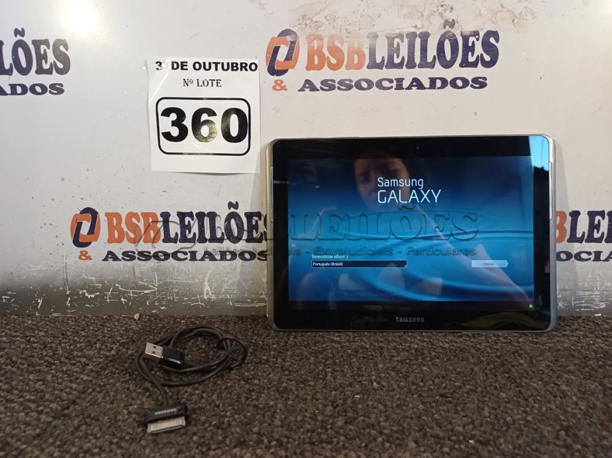 LOTE 360 - 01 TABLET SAMSUNG COM CABO. (NO ESTADO) ATENÇÃO! FAZER A VISITAÇÃO ANTES DE ARREMATAR, NÃO SABEMOS SE FUNCIONA. LEILÃO NÃO TEM GARANTIA E NEM DEVOLUÇÃO, SUJEITO A POSSÍVEIS AVARIAS VISÍVEIS/OCULTAS E/OU AUSÊNCIA DE COMPONENTES.