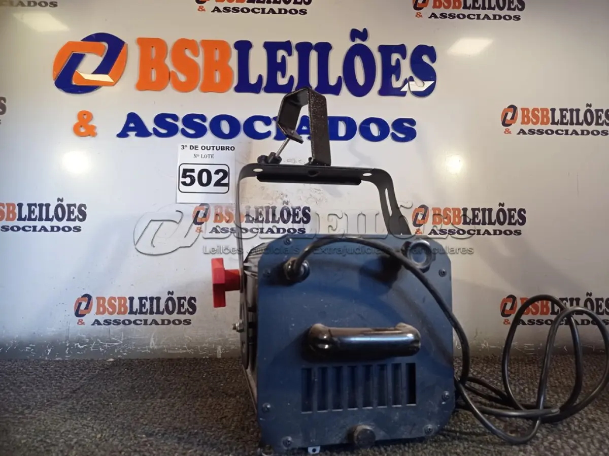 LOTE 502 - 01 LUMINÁRIA DE PALCO. (NO ESTADO) ATENÇÃO! FAZER A VISITAÇÃO ANTES DE ARREMATAR, NÃO SABEMOS SE FUNCIONA. LEILÃO NÃO TEM GARANTIA E NEM DEVOLUÇÃO, SUJEITO A POSSÍVEIS AVARIAS VISÍVEIS/OCULTAS E/OU AUSÊNCIA DE COMPONENTES.