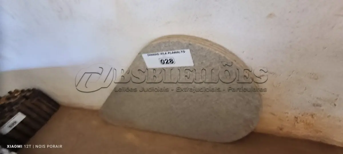 LOTE 028 - 04 PEDRAS NA COR CINZA (NO ESTADO, NÃO SABEMOS SE FUNCIONA. LEILÃO NÃO TEM GARANTIA E NEM DEVOLUÇÃO).