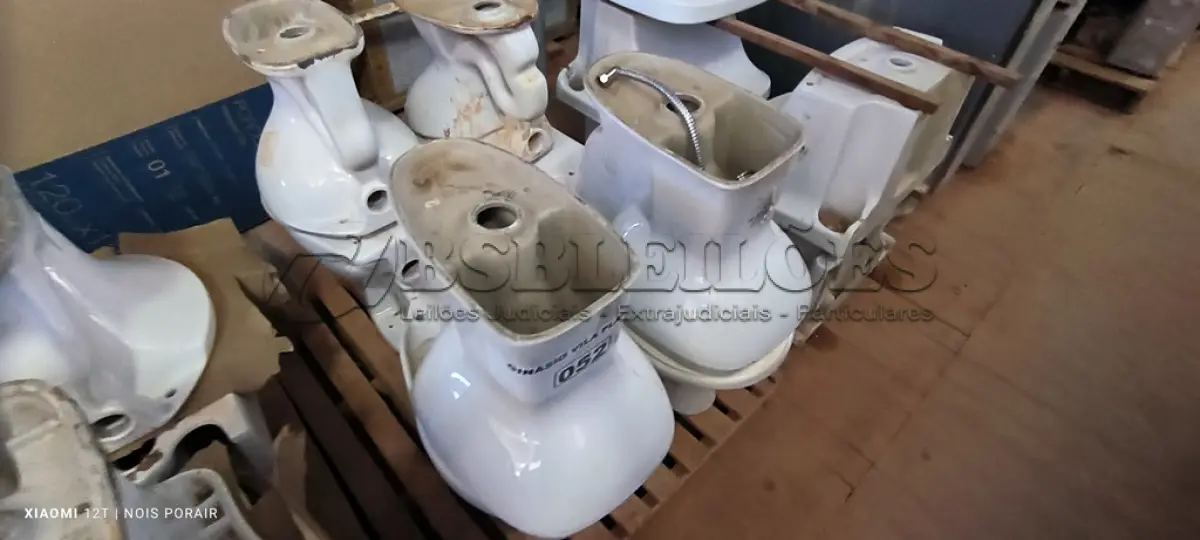 LOTE 052 - 01 LOTE COM 04 VASOS SANITÁRIOS (NO ESTADO, NÃO SABEMOS SE FUNCIONA. LEILÃO NÃO TEM GARANTIA E NEM DEVOLUÇÃO).