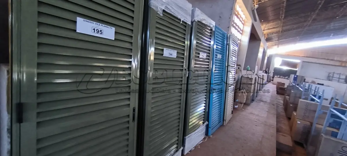 LOTE 144 - 02 PORTAS EM ALUMÍNIO 80X2,45 NA COR VERDE (NO ESTADO, NÃO SABEMOS SE FUNCIONA. LEILÃO NÃO TEM GARANTIA E NEM DEVOLUÇÃO).