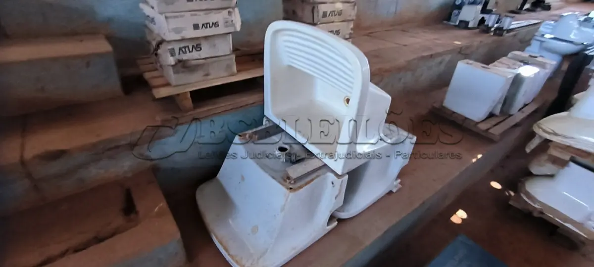 LOTE 168 - 03 TANQUES CELITE BRANCO (NO ESTADO, NÃO SABEMOS SE FUNCIONA. LEILÃO NÃO TEM GARANTIA E NEM DEVOLUÇÃO).