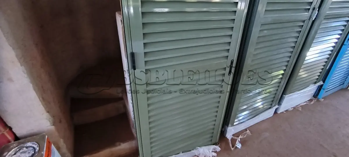 LOTE 195 - 02 PORTAS EM ALUMÍNIO 80X2,45 NA COR VERDE E AMARELO (NO ESTADO, NÃO SABEMOS SE FUNCIONA. LEILÃO NÃO TEM GARANTIA E NEM DEVOLUÇÃO).