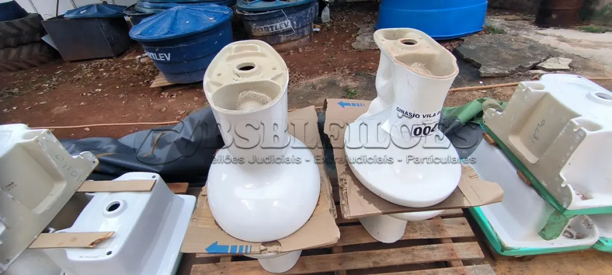 LOTE 004 - 01 LOTE COM 04 VASOS SANITÁRIOS (NO ESTADO, NÃO SABEMOS SE FUNCIONA. LEILÃO NÃO TEM GARANTIA E NEM DEVOLUÇÃO).