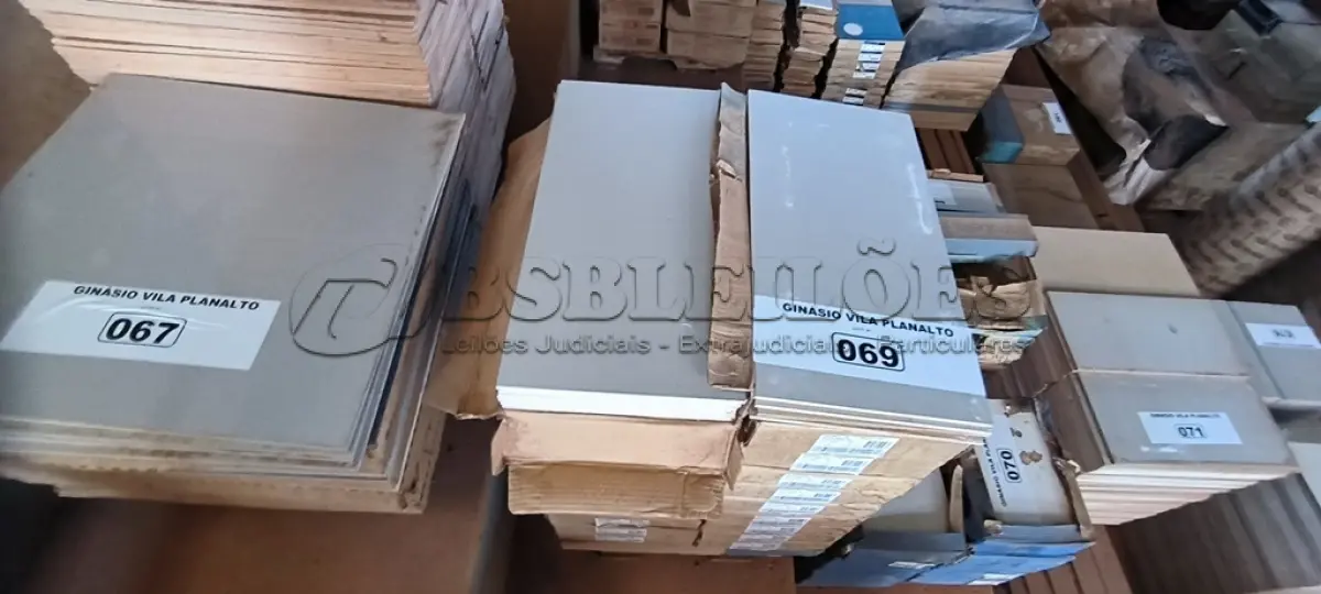 LOTE 069 - 22 CAIXAS DE REVESTIMENTO 30CM X 60CM PORTOBELLO MINIMALE (NO ESTADO, NÃO SABEMOS SE FUNCIONA. LEILÃO NÃO TEM GARANTIA E NEM DEVOLUÇÃO).