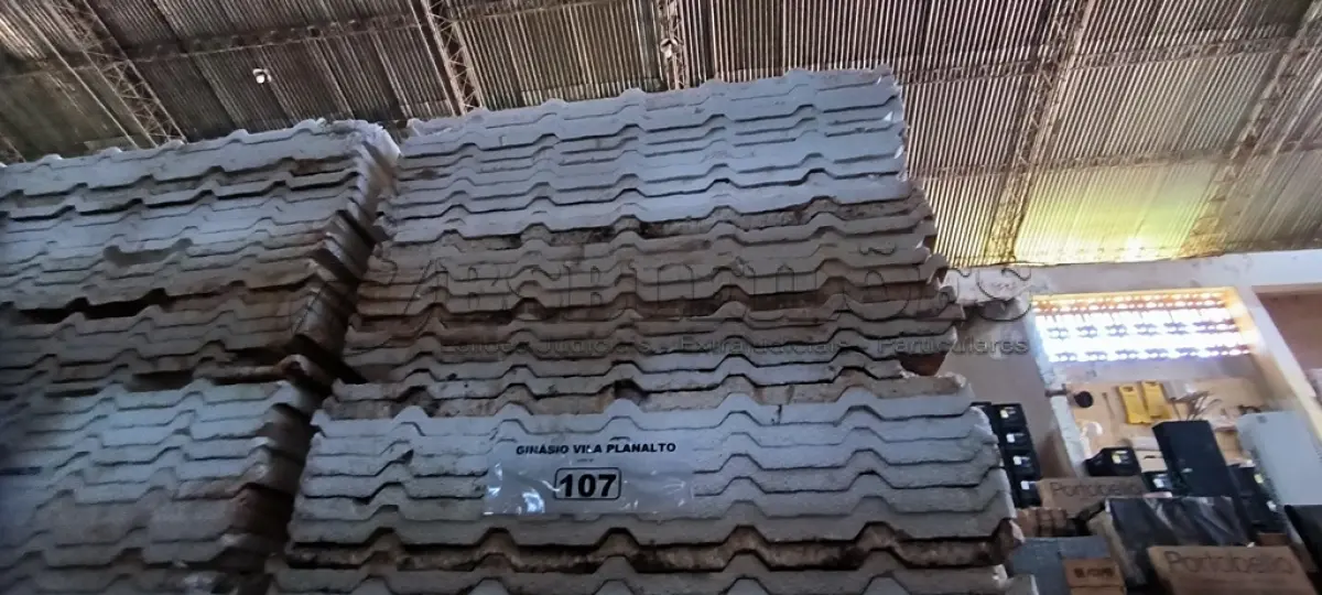 LOTE 107 - 01 LOTE COM ISOPOR PARA TELHAS (NO ESTADO, NÃO SABEMOS SE FUNCIONA. LEILÃO NÃO TEM GARANTIA E NEM DEVOLUÇÃO).