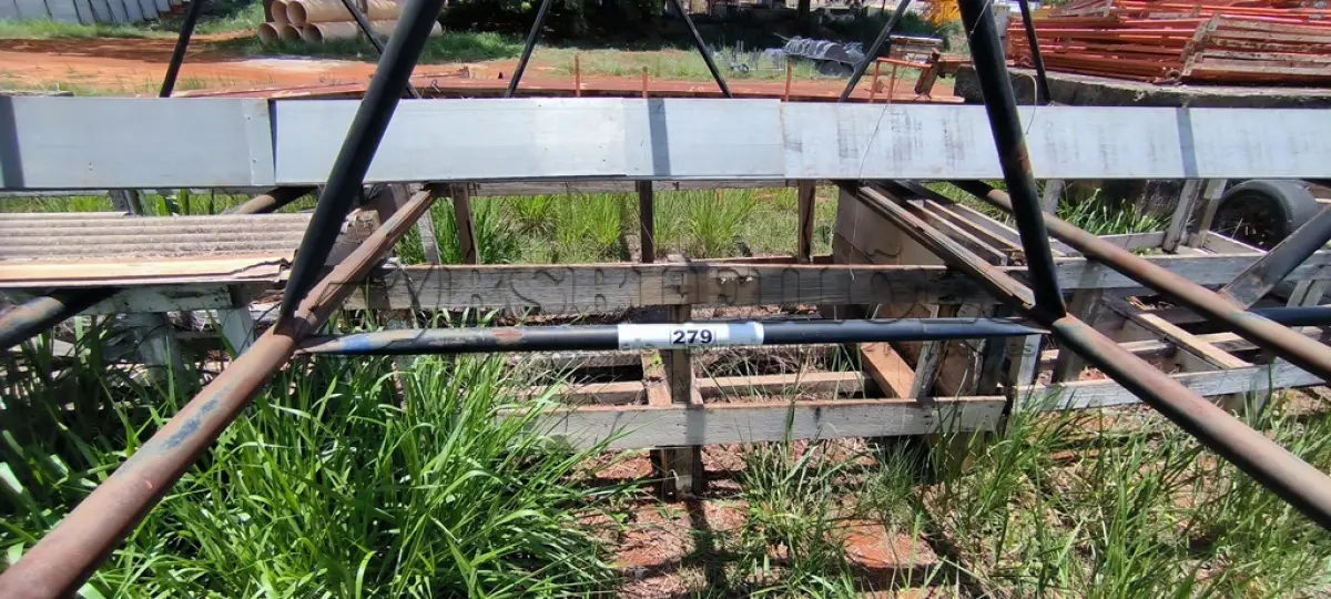 LOTE 279 - 03 ESTRUTURAS EM TRIANGULO EM FERRO NA COR PRETA (NO ESTADO, NÃO SABEMOS SE FUNCIONA. LEILÃO NÃO TEM GARANTIA E NEM DEVOLUÇÃO).