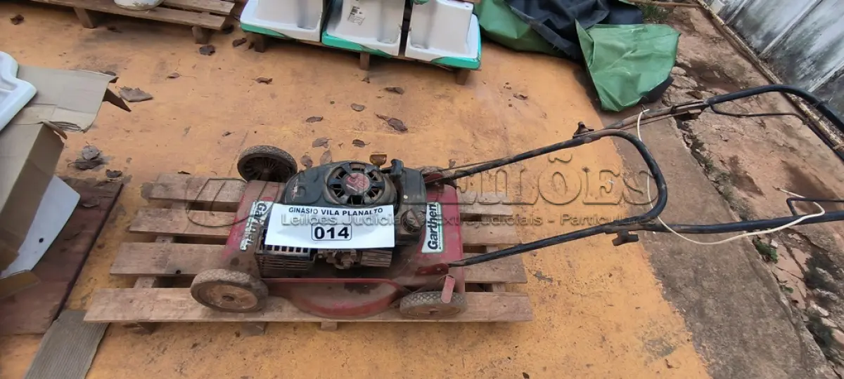 LOTE 014 - 01 CORTADOR DE GRAMA A GASOLINA GARTHERN E 01 MOTOR A GASOLINA (NO ESTADO, NÃO SABEMOS SE FUNCIONA. LEILÃO NÃO TEM GARANTIA E NEM DEVOLUÇÃO).