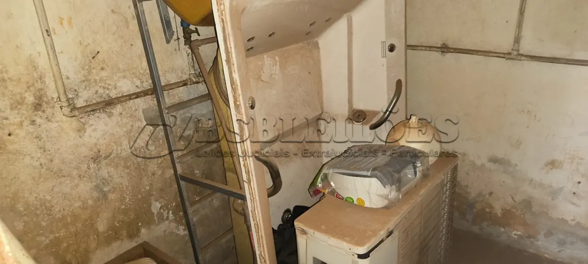 LOTE 125 - 01 LOTE COM BANHEIRA E MICTÓRIOS, LAVATÓRIOS PARA BANHEIRO E CAIXAS DIVERSAS (NO ESTADO, NÃO SABEMOS SE FUNCIONA. LEILÃO NÃO TEM GARANTIA E NEM DEVOLUÇÃO).