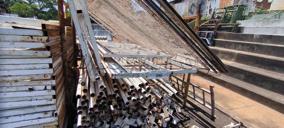 LOTE 240 - 01 LOTE COM GRANDES EM FERRO E TUBOS EM FERRO NA COR BRANCA (NO ESTADO, NÃO SABEMOS SE FUNCIONA. LEILÃO NÃO TEM GARANTIA E NEM DEVOLUÇÃO).