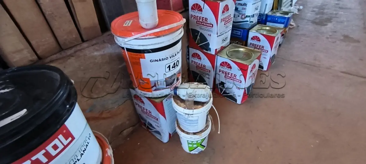 LOTE 140 - 01 BALDE DE VERNIZ 01 LATA DE PRIMER ASFÁLTICO E 02 LATAS PEQUENAS DE COLA PARA PISO (NO ESTADO, NÃO SABEMOS SE FUNCIONA. LEILÃO NÃO TEM GARANTIA E NEM DEVOLUÇÃO).