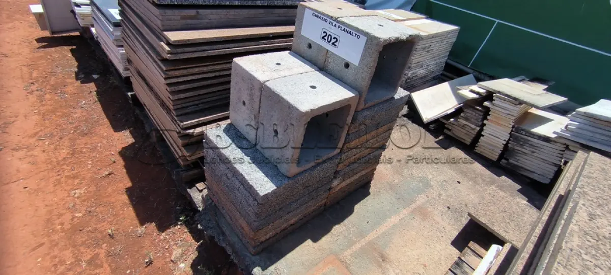 LOTE 202 - 01 LOTE COM PLACAS EM CONCRETO (NO ESTADO, NÃO SABEMOS SE FUNCIONA. LEILÃO NÃO TEM GARANTIA E NEM DEVOLUÇÃO).