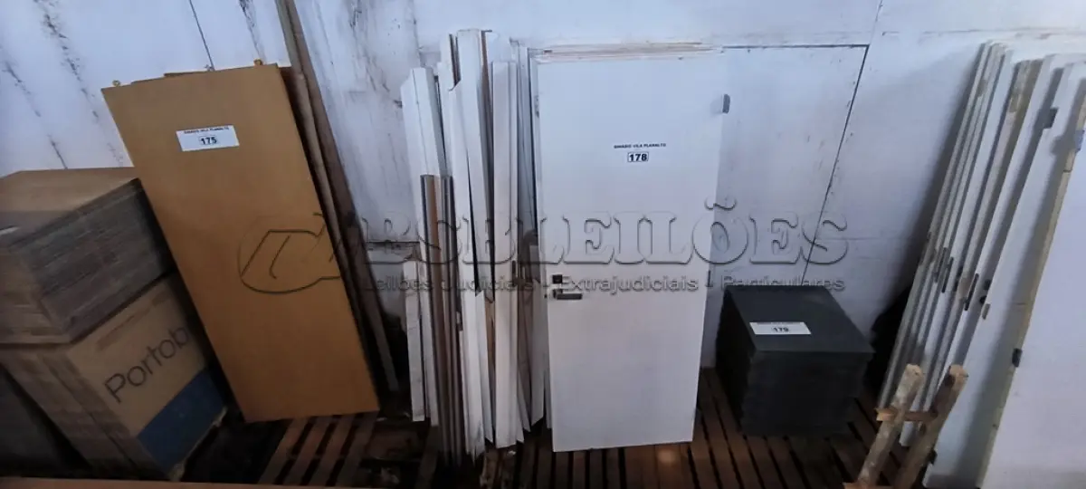LOTE 178 - 01 LOTE COM PORTA EM MADEIRA 80X2,10 COM PORTAIS (NO ESTADO, NÃO SABEMOS SE FUNCIONA. LEILÃO NÃO TEM GARANTIA E NEM DEVOLUÇÃO).
