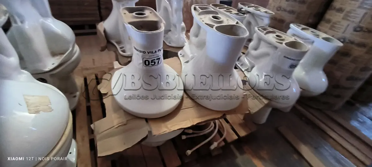 LOTE 057 - 01 LOTE COM 04 VASOS SANITÁRIOS (NO ESTADO, NÃO SABEMOS SE FUNCIONA. LEILÃO NÃO TEM GARANTIA E NEM DEVOLUÇÃO).