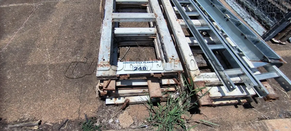 LOTE 248 - 01 LOTE COM GRADES EM FERRO NA COR BRANCA (NO ESTADO, NÃO SABEMOS SE FUNCIONA. LEILÃO NÃO TEM GARANTIA E NEM DEVOLUÇÃO).