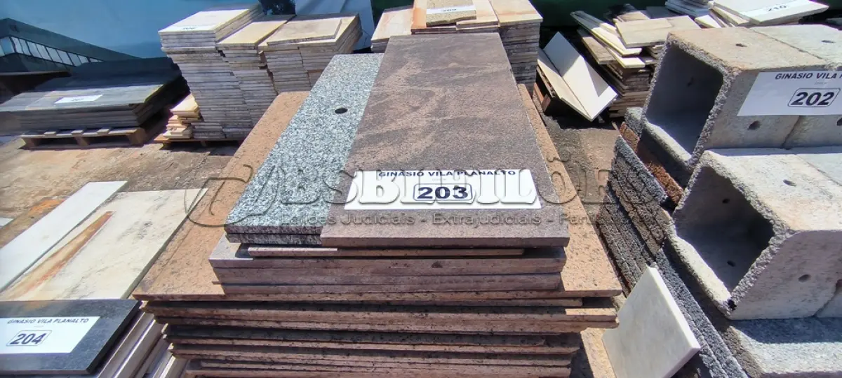 LOTE 203 - 01 LOTE COM RODAPÉS EM GRANITO TAMANHOS E CORES DIVERSAS (NO ESTADO, NÃO SABEMOS SE FUNCIONA. LEILÃO NÃO TEM GARANTIA E NEM DEVOLUÇÃO).