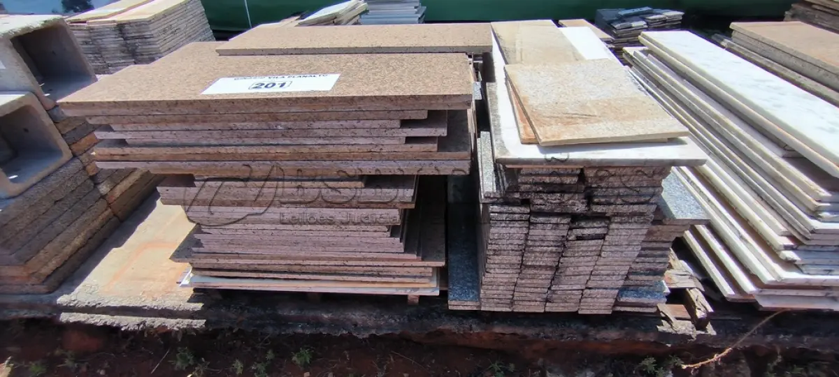 LOTE 201 - 01 LOTE COM RODAPÉS EM GRANITO TAMANHOS E CORES DIVERSAS (NO ESTADO, NÃO SABEMOS SE FUNCIONA. LEILÃO NÃO TEM GARANTIA E NEM DEVOLUÇÃO).