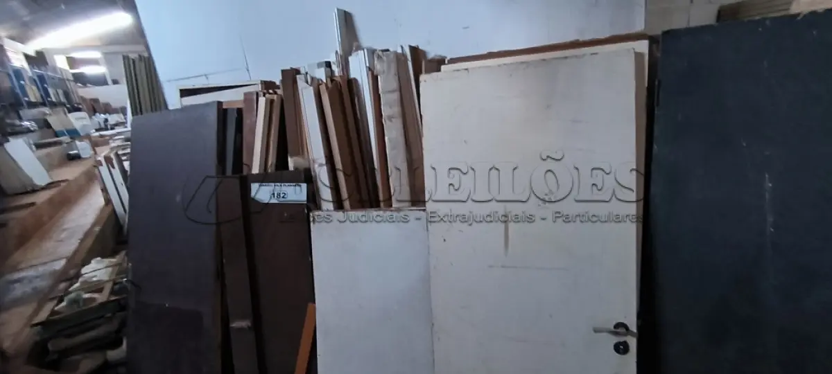 LOTE 182 - 01 LOTE COM PORTAS E PORTAIS EM MADEIRA (ESTADO, NÃO SABEMOS SE FUNCIONA. LEILÃO NÃO TEM GARANTIA E NEM DEVOLUÇÃO).