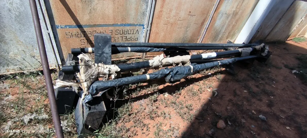 LOTE 021 - 06 POSTES SENDO 04 COM LUMINÁRIAS (NO ESTADO, NÃO SABEMOS SE FUNCIONA. LEILÃO NÃO TEM GARANTIA E NEM DEVOLUÇÃO).