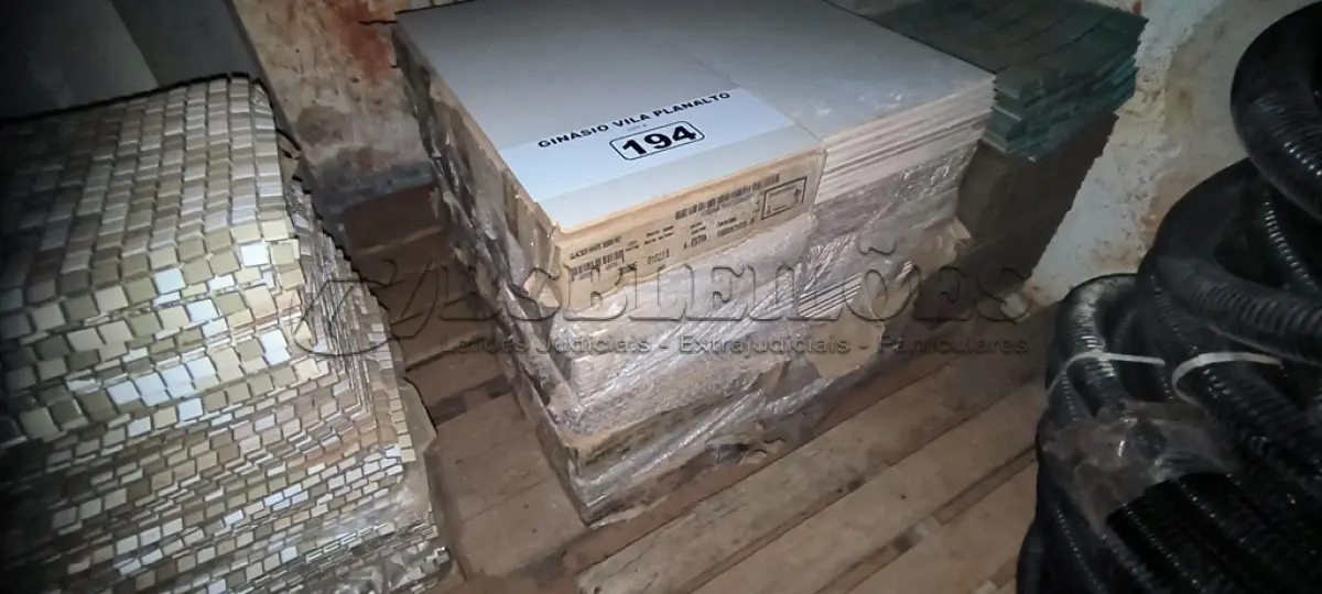 LOTE 194 - 01 LOTE COM REVESTIMENTOS 30X60 PORTOBELLO GLACIER WHITER