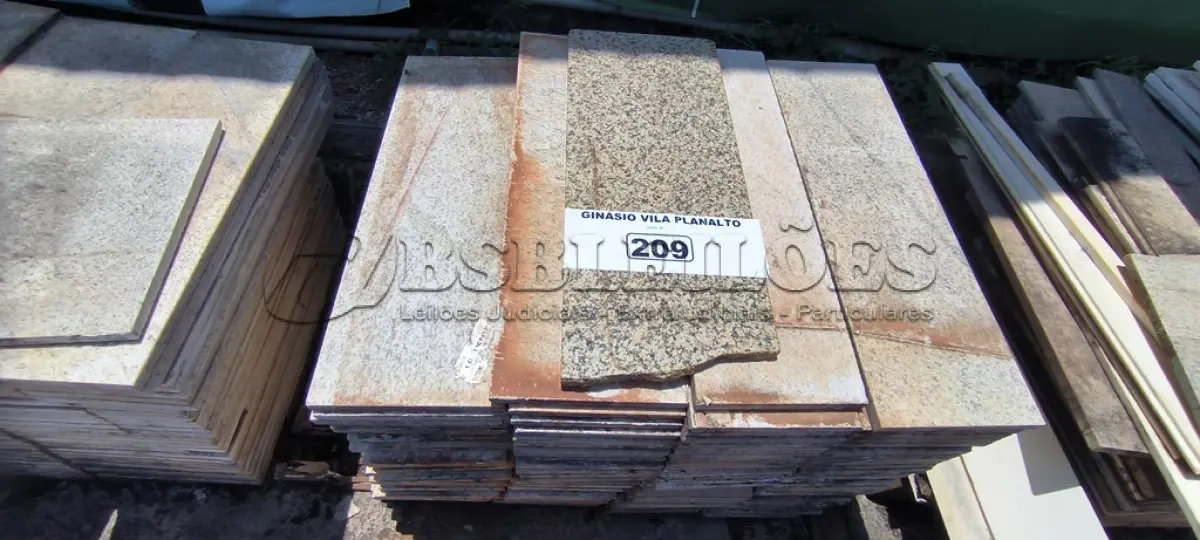 LOTE 209 - 01 LOTE COM RODAPÉS EM GRANITO TAMANHOS E CORES DIVERSAS (NO ESTADO, NÃO SABEMOS SE FUNCIONA. LEILÃO NÃO TEM GARANTIA E NEM DEVOLUÇÃO).