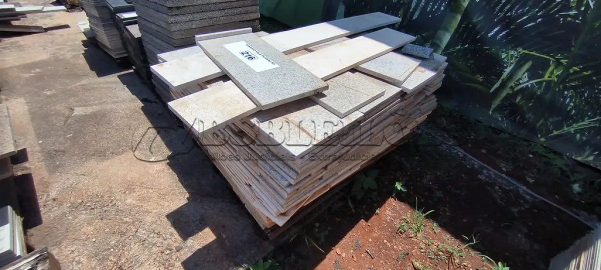 LOTE 216 - 01 LOTE COM RODAPÉS EM GRANITO TAMANHOS E CORES DIVERSAS (NO ESTADO, NÃO SABEMOS SE FUNCIONA. LEILÃO NÃO TEM GARANTIA E NEM DEVOLUÇÃO).