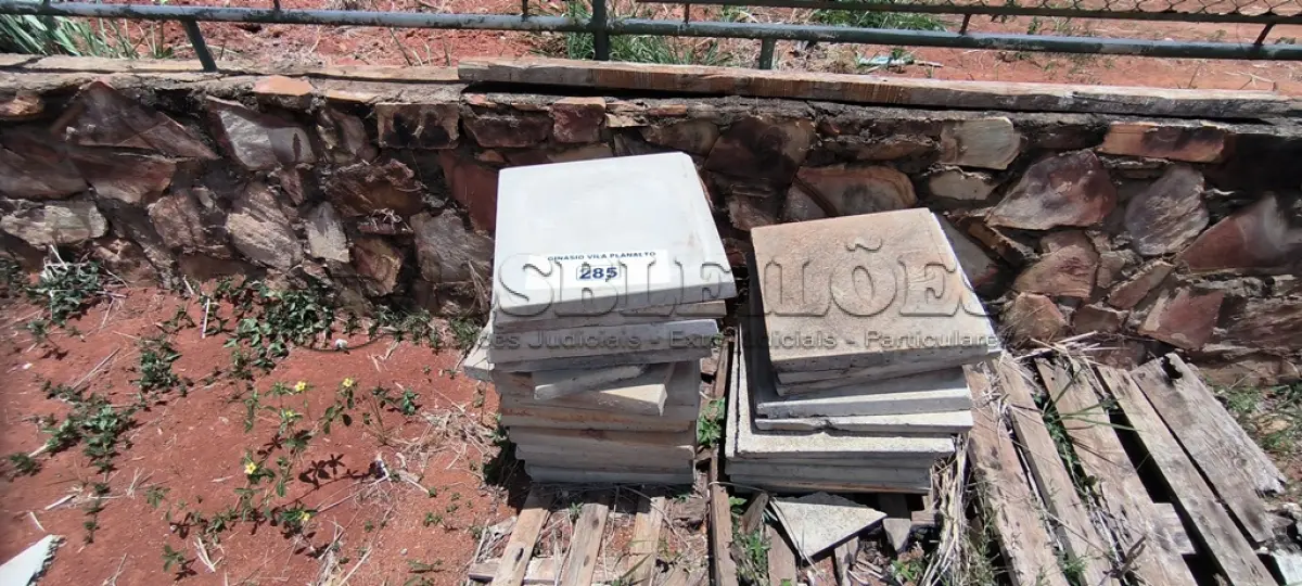 LOTE 285 - 01 LOTE CM PLACAS EM CONCRETO QUADRADAS (NO ESTADO, NÃO SABEMOS SE FUNCIONA. LEILÃO NÃO TEM GARANTIA E NEM DEVOLUÇÃO).