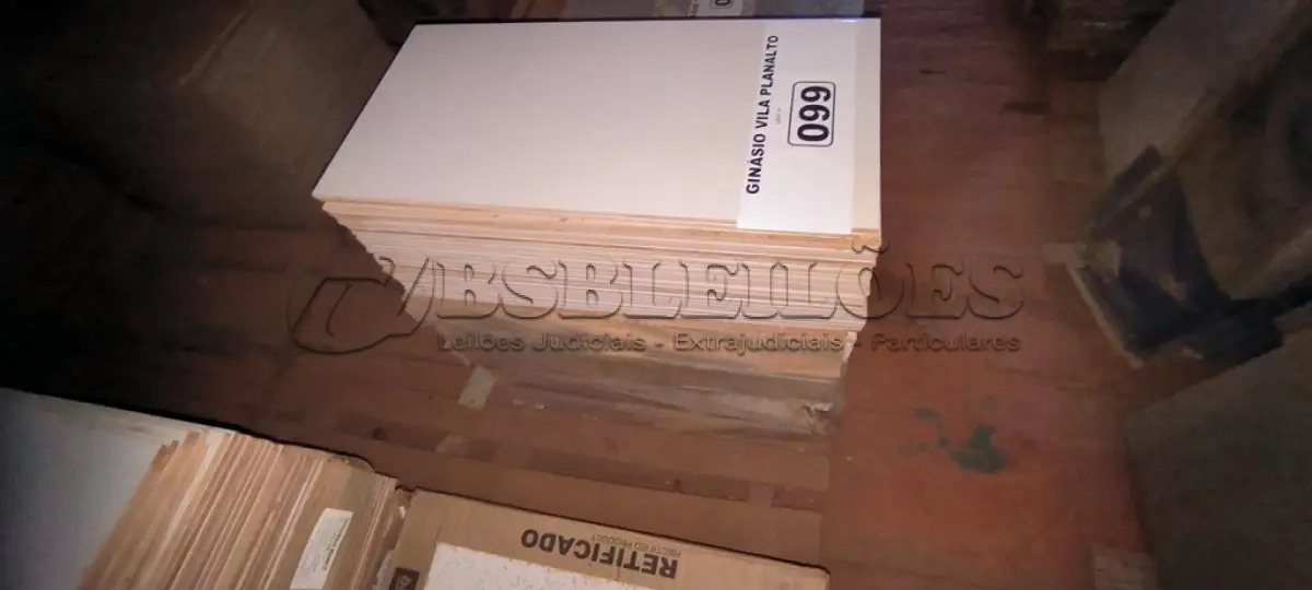 LOTE 099 - 01 LOTE COM REVESTIMENTOS 30X60 BRANCO (NO ESTADO, NÃO SABEMOS SE FUNCIONA. LEILÃO NÃO TEM GARANTIA E NEM DEVOLUÇÃO).