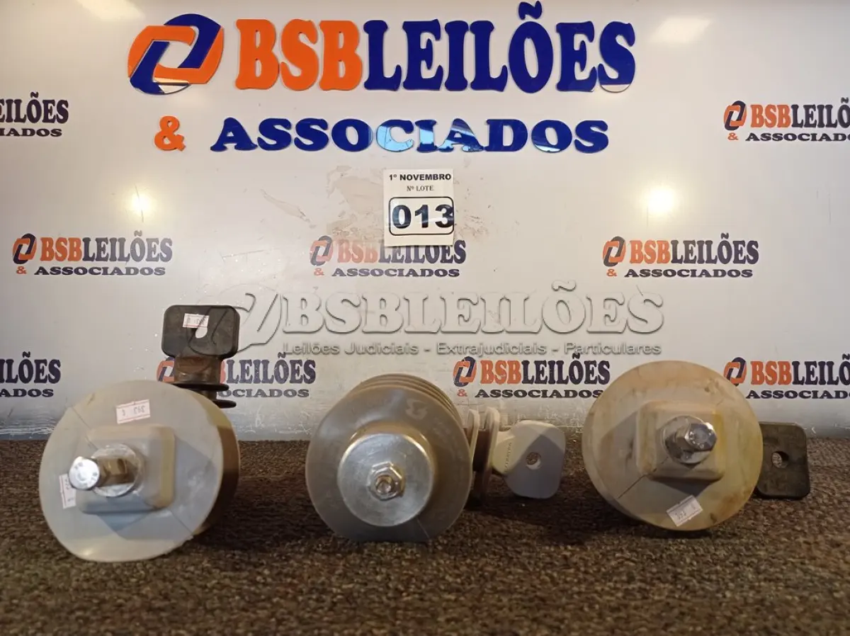 LOTE 013 - 03 PARA-RAIOS DE VÁLVULA POLIMÉRICO 15KV. (NO ESTADO) ATENÇÃO! FAZER A VISITAÇÃO ANTES DE ARREMATAR, NÃO SABEMOS SE FUNCIONA. LEILÃO NÃO TEM GARANTIA E NEM DEVOLUÇÃO, SUJEITO A POSSÍVEIS AVARIAS VISÍVEIS/OCULTAS E/OU AUSÊNCIA DE COMPONENTES.