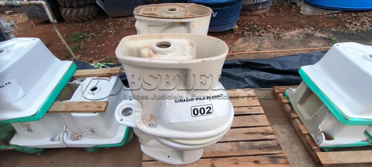 LOTE 002 - 01 LOTE COM 04 VASOS SANITÁRIOS (NO ESTADO, NÃO SABEMOS SE FUNCIONA. LEILÃO NÃO TEM GARANTIA E NEM DEVOLUÇÃO).