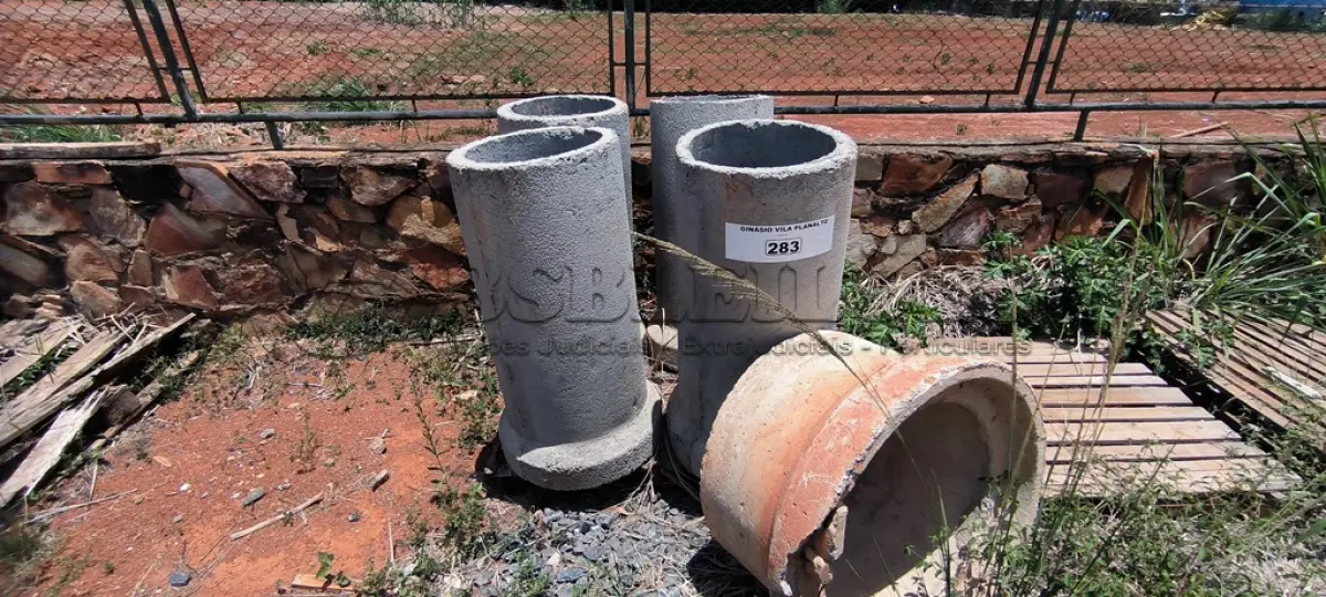 LOTE 283 - 04 MANILHAS EM CONCRETO PEQUENAS (NO ESTADO, NÃO SABEMOS SE FUNCIONA. LEILÃO NÃO TEM GARANTIA E NEM DEVOLUÇÃO).