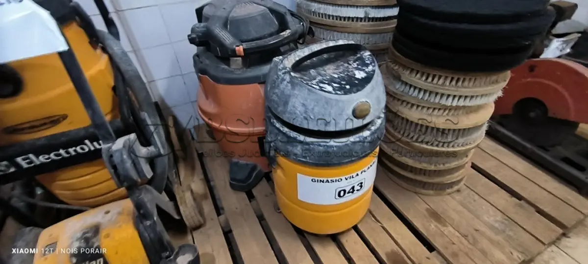 LOTE 043 - 02 ASPIRADORES DE PÓ SEM MARCA APARENTE (NO ESTADO, NÃO SABEMOS SE FUNCIONA. LEILÃO NÃO TEM GARANTIA E NEM DEVOLUÇÃO).