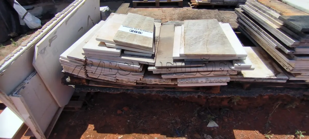 LOTE 205 - 01 LOTE COM RODAPÉS EM GRANITO TAMANHOS E CORES DIVERSAS (NO ESTADO, NÃO SABEMOS SE FUNCIONA. LEILÃO NÃO TEM GARANTIA E NEM DEVOLUÇÃO).