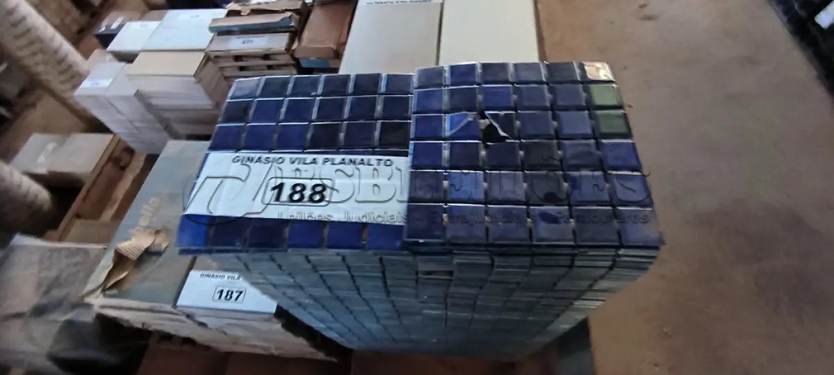 LOTE 188 - 01 LOTE COM PASTILHAS NA COR AZUL (NO ESTADO, NÃO SABEMOS SE FUNCIONA. LEILÃO NÃO TEM GARANTIA E NEM DEVOLUÇÃO).