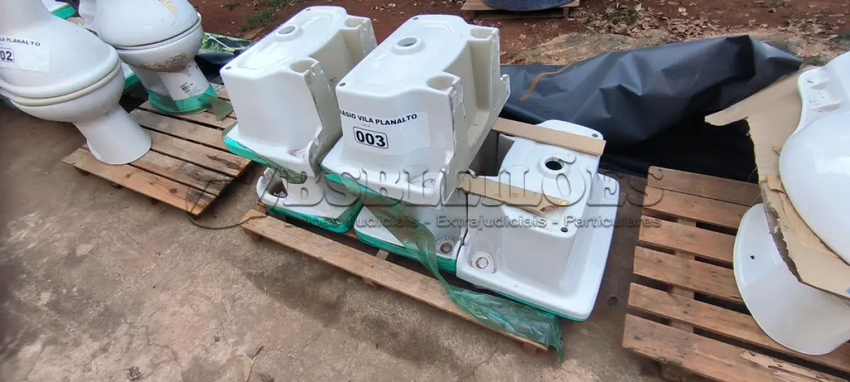 LOTE 003 - 01 LOTE COM 05 TANQUES PARA LAVANDERIA CELITE BRANCO (NO ESTADO, NÃO SABEMOS SE FUNCIONA. LEILÃO NÃO TEM GARANTIA E NEM DEVOLUÇÃO).
