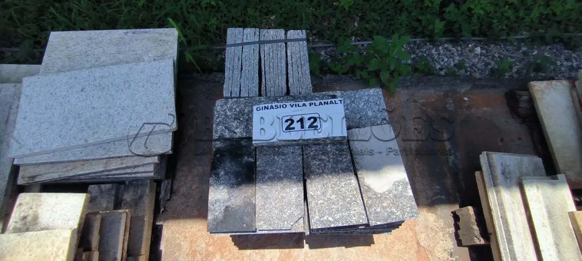 LOTE 212 - 01 LOTE COM PISOS DE PEDRA PEQUENOS (NO ESTADO, NÃO SABEMOS SE FUNCIONA. LEILÃO NÃO TEM GARANTIA E NEM DEVOLUÇÃO).