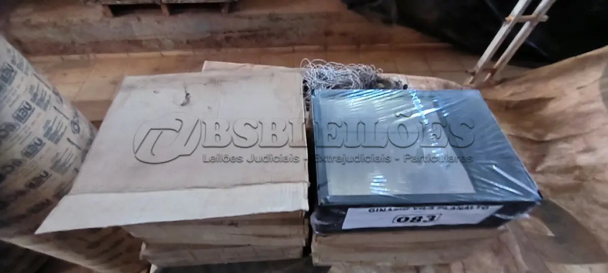 LOTE 083 - 06 LUMINÁRIAS PARA POSTE (NO ESTADO, NÃO SABEMOS SE FUNCIONA. LEILÃO NÃO TEM GARANTIA E NEM DEVOLUÇÃO).
