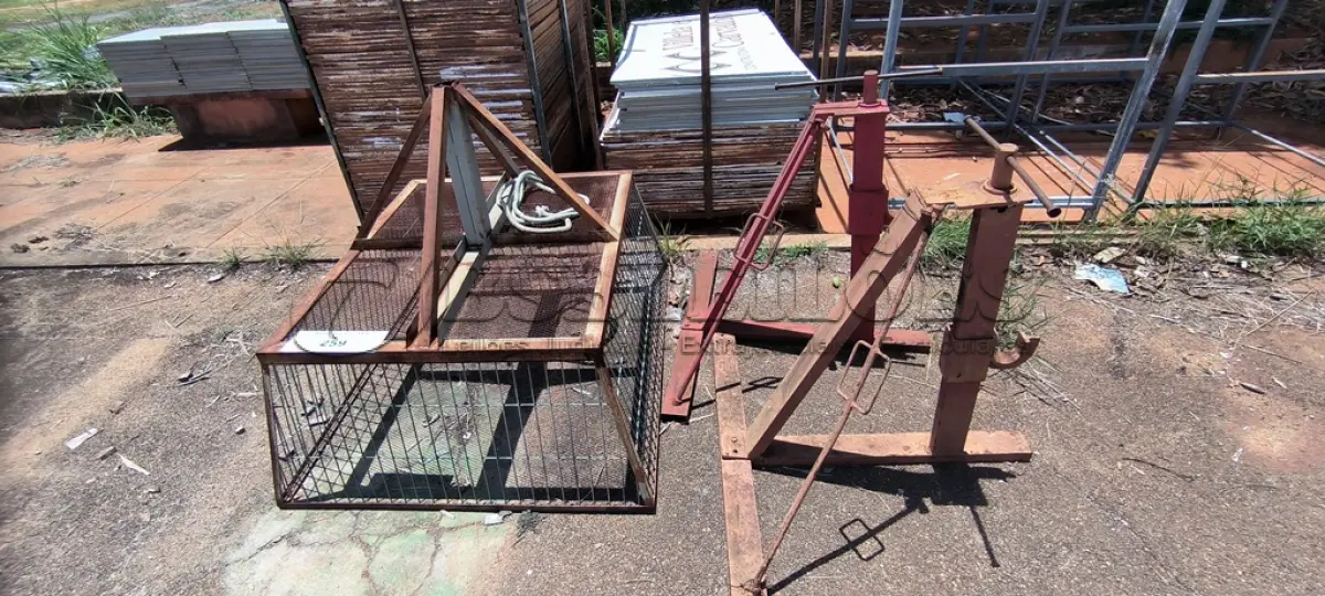 LOTE 259 - 01 LOTE COM LIXEIRA E 02 MACACOS MANUAIS PARA ELEVAÇÃO (NO ESTADO, NÃO SABEMOS SE FUNCIONA. LEILÃO NÃO TEM GARANTIA E NEM DEVOLUÇÃO).